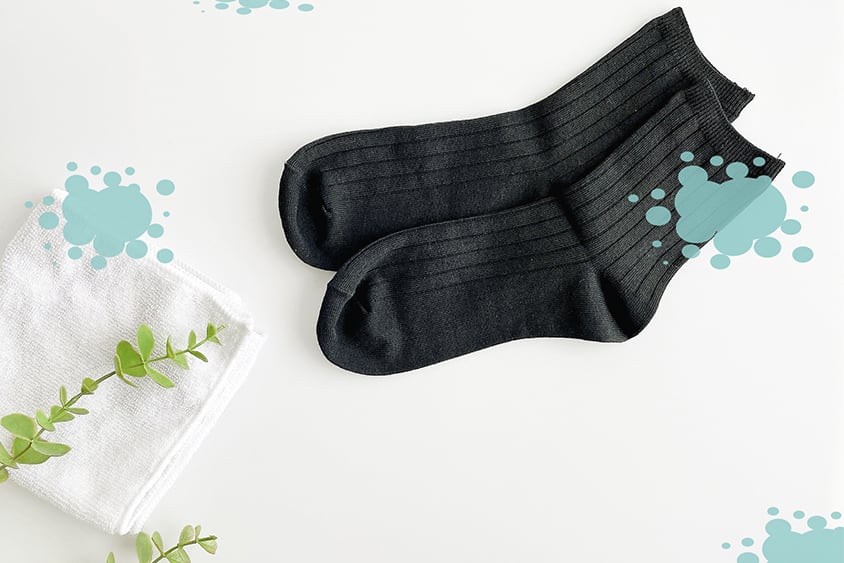 What causes smelly feet?